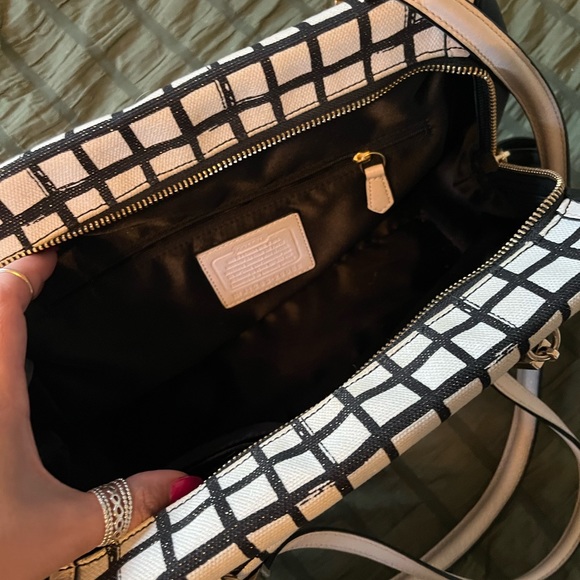 Coach black and white crossbody handbag - Picture 3 of 4